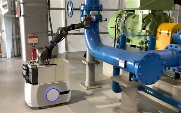 北海道電力は火力発電所内に自動式点検ロボットを導入し、さらなる省力化を目指す