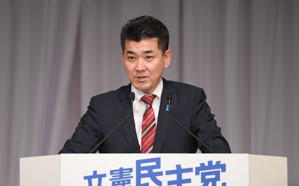 記者会見する立憲民主党の泉健太新代表（30日、東京都港区）