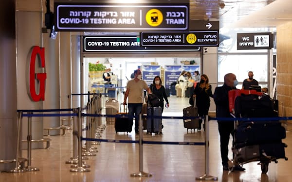 イスラエルはオミクロン型への警戒で全外国人の入国を禁じている（11月28日、ベングリオン空港）＝ロイター