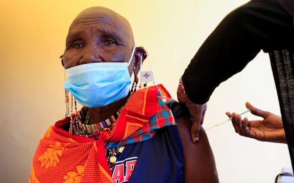 ケニアでワクチン接種を受ける女性。新たに出現したオミクロン型には従来のワクチンの効果が低い可能性が指摘されている=ロイター