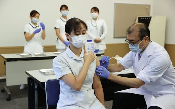 新型コロナワクチンの3回目の接種を受ける国立病院機構東京医療センターの職員（1日午前、東京都目黒区）