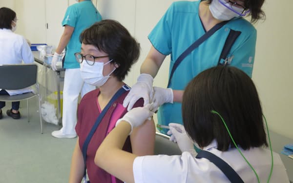 東京都八王子市でも医療従事者向けの３回目接種が始まった（同市の東京医科大学八王子医療センター）