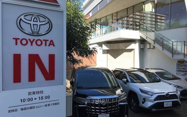 トヨタの販売は前年同月比18％減だったが、10月より大きく改善した（東京・江東の販売店）