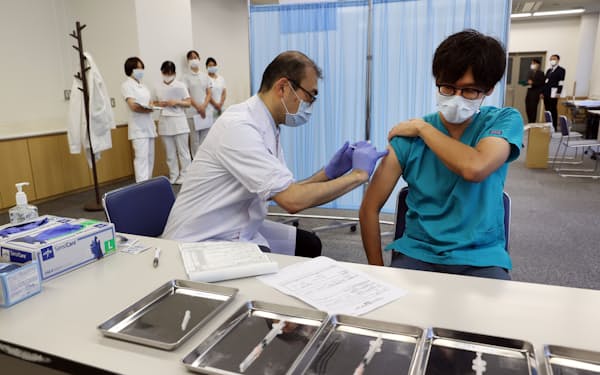 新型コロナワクチンの３回目の接種を受ける国立病院機構東京医療センターの職員（1日、東京都目黒区）
