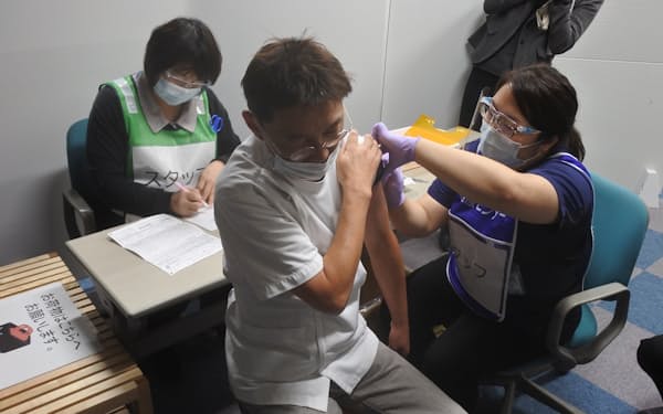 3回目のワクチン接種を受ける国立病院機構小倉医療センターのスタッフ（1日午後、北九州市）