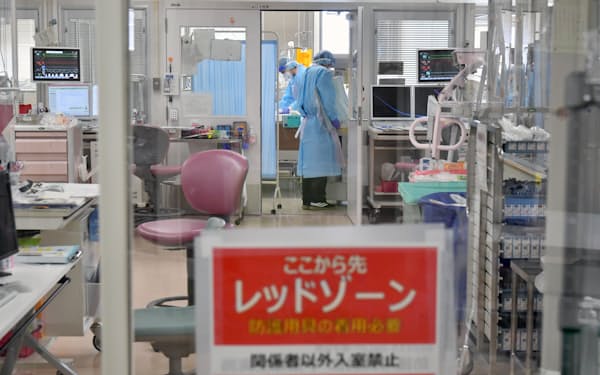 大阪大学医学部付属病院のコロナ重症患者専用病床(6日、大阪府吹田市)