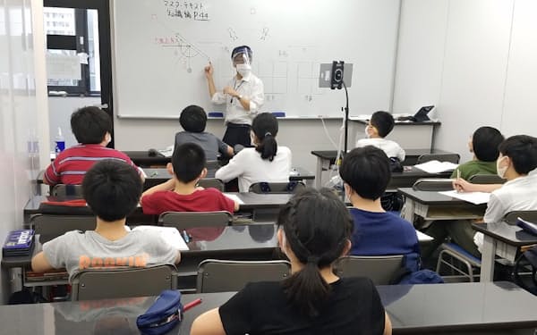 早稲田アカデミーの授業は対面とオンラインを併用している