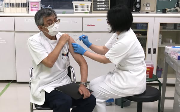 水戸市の水戸赤十字病院では最初に佐藤宏喜院長が３回目接種を受けた