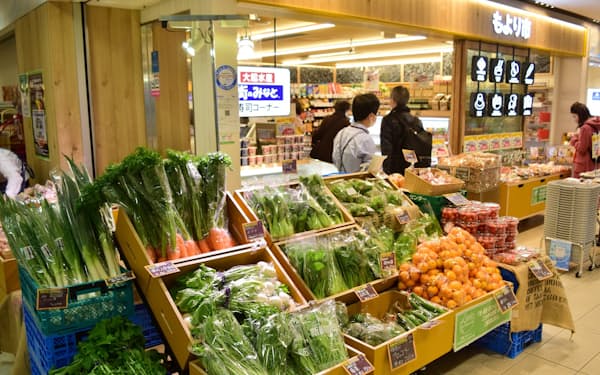 もより市の店頭にはグループ内のスーパーで扱う野菜を並べる(大阪・天満橋駅の店舗)
