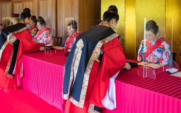 かりゆしグループは伝統衣装「琉装」をまとって料理や舞踊を楽しむツアーを開催した（11月下旬、那覇市）