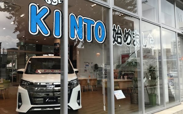 トヨタカローラ中京の店舗では定額新車サービス「ＫＩＮＴＯ」の販売を訴求している（名古屋市）