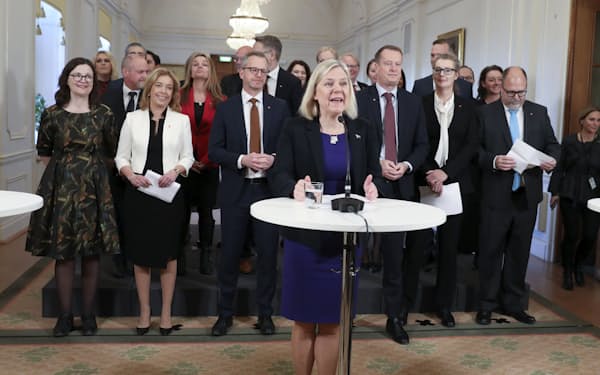 スウェーデンでアンデション首相（中央）が率いる新政権が発足した＝ＡＰ