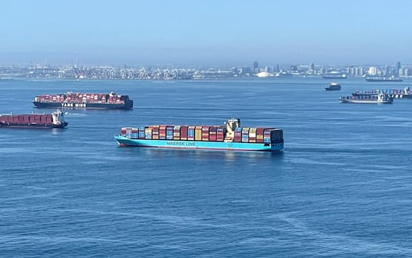 港の混雑で沖合に待機する貨物船（米カリフォルニア州）＝ロイター