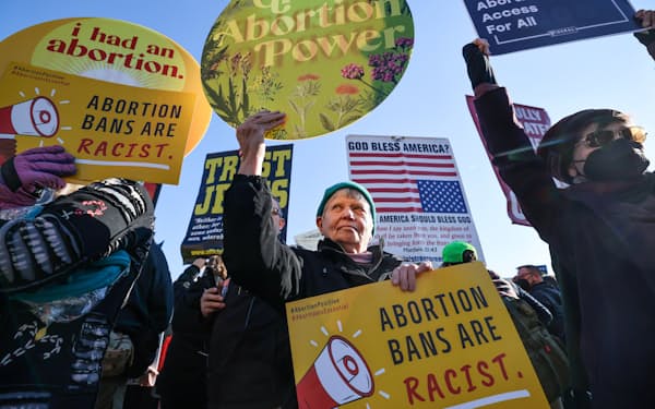 米連邦最高裁前には中絶する権利の擁護派と反対派が集まった＝ロイター