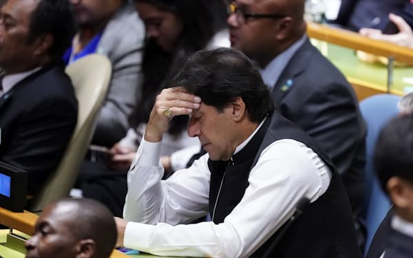 インフレ対応などで、パキスタンのカーン首相は「厳しい冬」を迎えるとの声は大きい=ロイター