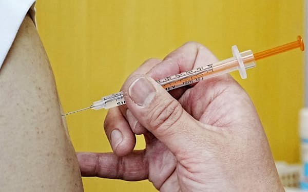 　医療従事者を対象に始まった、新型コロナウイルスワクチンの3回目の追加接種＝1日午後、北海道函館市の国立病院機構函館病院
