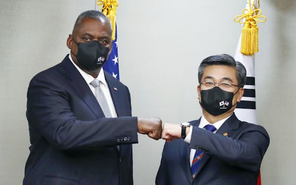 2日、ソウルで米韓定例安保協議に臨む韓国の徐旭国防相㊨とオースティン米国防長官=共同