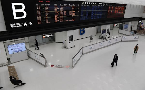 外国人の新規入国が停止となり閑散とする成田空港の国際線到着ロビー