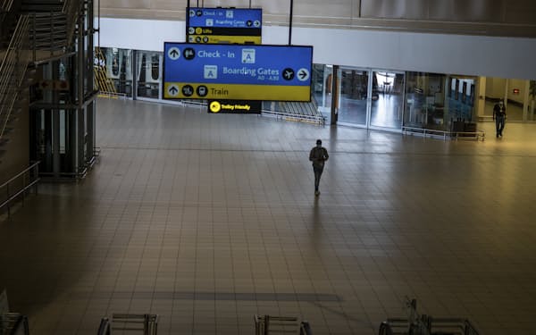 各国の渡航制限で利用者がいなくなった南アフリカ・ヨハネスブルクの空港（11月29日）=AP