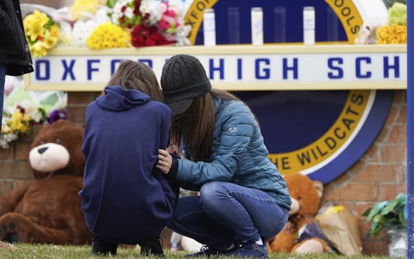 銃乱射事件のあった高校で犠牲者を悼む人たち（１日、ミシガン州オックスフォード）＝ＡＰ