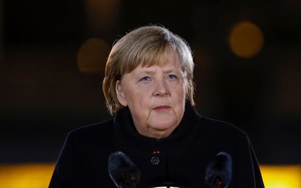 式典で演説するドイツのメルケル首相（2日、ベルリン）=ロイター