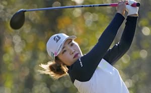 第1ラウンド、4番でティーショットを放つ古江彩佳。3アンダーで14位(2日、マグノリアグローブ)=共同 第1ラウンド、4番でティーショットを放つ古江彩佳。3アンダーで14位(2日、マグノリアグローブ)=共同