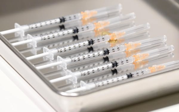 新型コロナウイルスのワクチンを充填した注射器
