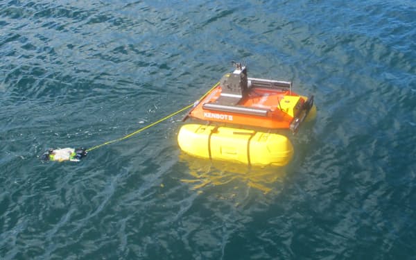 船型ロボットは水中ロボットを積んでおり、海底の様子を撮影できる＝長崎大・山本教授提供