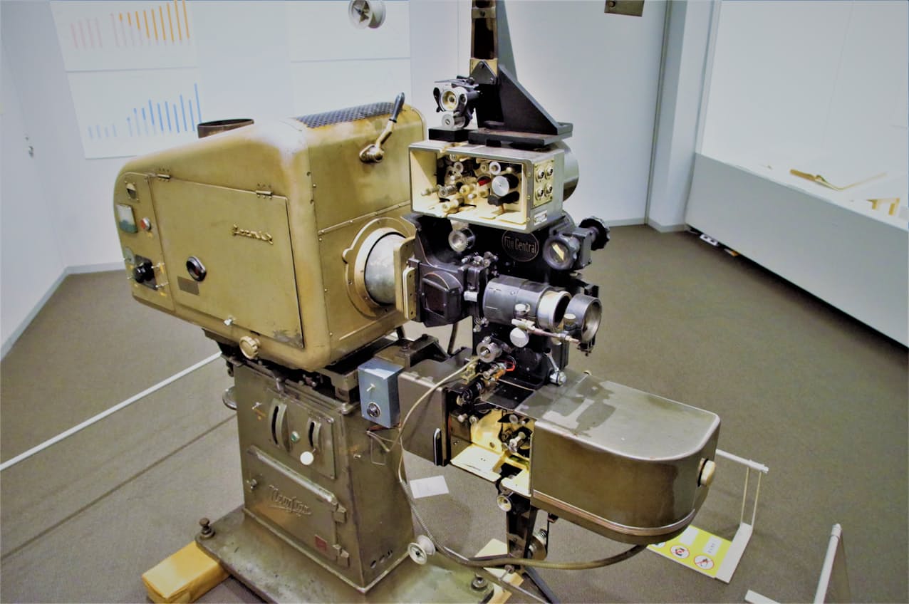 高松市の映画館「ライオンカン」で使われていた映写機も展示された