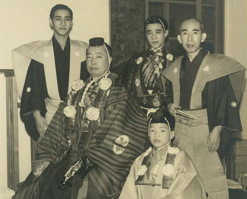 能の舞台に子方として立つ分林会長(前列)