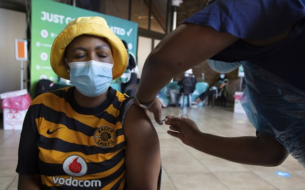 南アフリカでワクチン接種をする女性＝AP