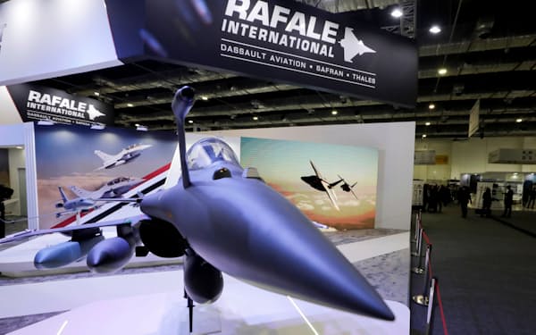 カイロの兵器博覧会で展示された戦闘機ラファールの模型（11月）＝ロイター