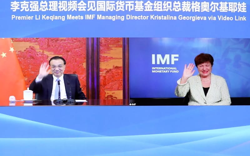 オンライン形式で協議した中国の李克強首相㊧とIMFのゲオルギエバ専務理事(3日)=新華社・AP オンライン形式で協議した中国の李克強首相㊧とIMFのゲオルギエバ専務理事(3日)=新華社・AP