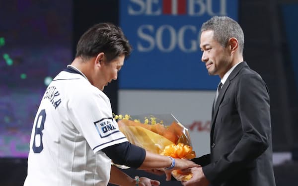 プロ野球西武のファン感謝イベントで行われた引退セレモニーで、イチローさん（右）から花束を受け取る松坂大輔さん＝共同
