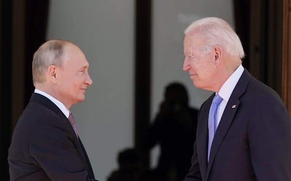 バイデン米大統領（右）とロシアのプーチン大統領はウクライナ情勢などについて協議する（６月、ジュネーブでの会談）＝ＡＰ