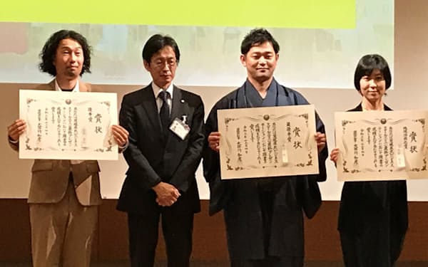藤田浩一さん（右から２人目）ら３人が表彰された（４日、茨城県庁）