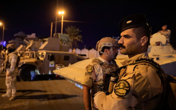 カディミ首相の暗殺未遂を受け警備を強化するイラク兵（11月、バグダッド）=ロイター