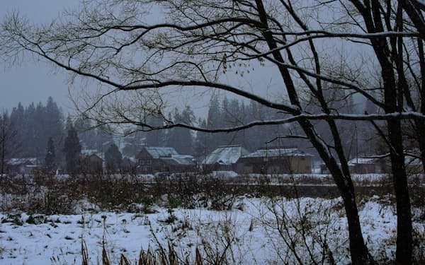 
                                                        雪の中の大井沢集落(山形県西川町)
                                                        