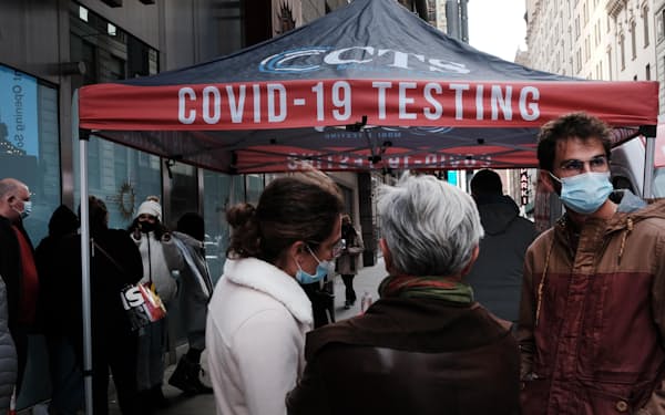 5日、米ニューヨークで新型コロナウイルスの検査を受けるため並ぶ人々（ゲッティ＝共同）