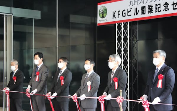 九州FGの新本社ビル開業式典に臨む笠原社長ら（右から３人目）＝６日、熊本市