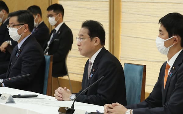 経済安全保障推進会議の初会合で発言する岸田首相(11月19日、首相官邸)