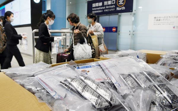 大阪府は関西国際空港で入帰国者に抗原検査キットの配布を始めた（3日）