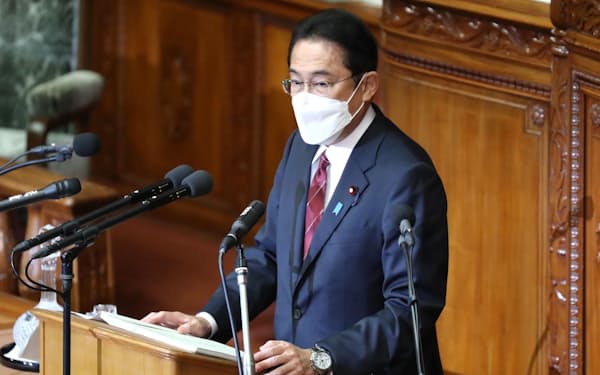 衆院本会議で所信表明演説をする岸田首相（6日）