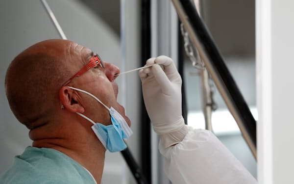 11月29日、タイ・プーケットの空港で新型コロナウイルス検査を受ける男性＝ロイター