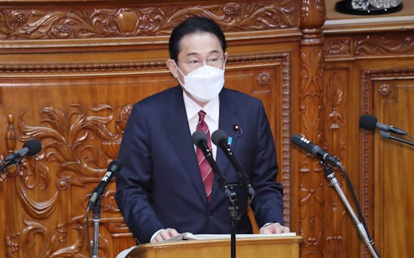 衆院本会議で所信表明演説をする岸田首相（6日）