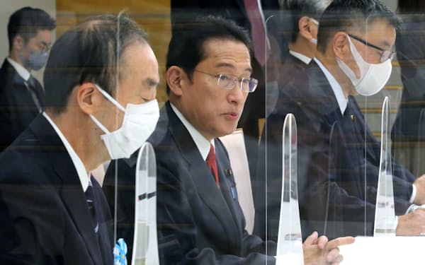 安定的な皇位継承の在り方を検討する有識者会議で発言する岸田首相(30日、首相官邸)