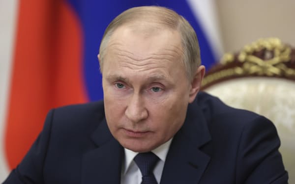 強権に傾くプーチン体制は、ソ連回帰を思わせる（4日、与党・統一ロシアの会合にオンラインで出席したプーチン氏）＝AP