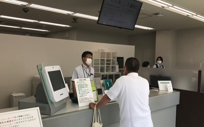 伊予銀は店舗形態を変えて顧客との接点を維持する(いよぎんSMART上灘内) 伊予銀は店舗形態を変えて顧客との接点を維持する(いよぎんSMART上灘内)