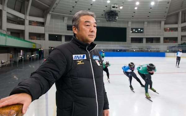 阪南大学のスピードスケート部を率いる杉尾憲一監督

