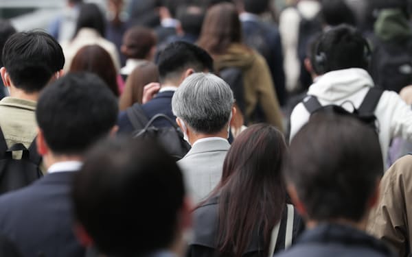 10月の給与は前年を小幅に上回った